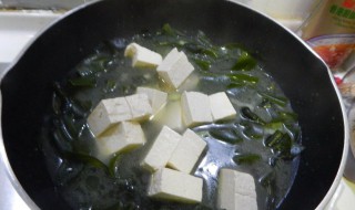 海带豆腐汤家常做法（海带豆腐海鲜汤做法）