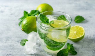 柠檬搭配什么泡水呢（柠檬能和什么搭配泡水）