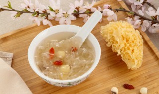 银耳冰糖雪梨的做法（银耳冰糖雪梨做法,需要煮多久?）