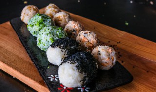 烤五彩饭团的做法 烤五彩饭团的做法窍门