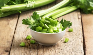 水芹菜炒土豆丝的做法 家常土豆丝炒芹菜的做法