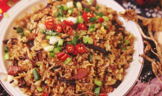 吃一口就会爱上的腊肉炒饭的做法（腊肉饭怎么炒好吃又简单）