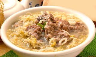 酸菜汆白肉的做法东北（酸菜汆白肉咋做）