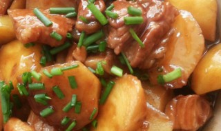 土豆烧肉怎么做（土豆烧肉怎么做肉不柴）