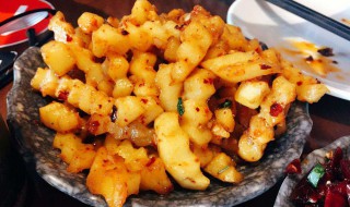 熟土豆吃起来酸的（熟土豆吃起来酸的怎么回事）