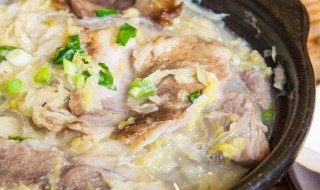 酸菜炖五花肉（酸菜炖五花肉多久能熟）