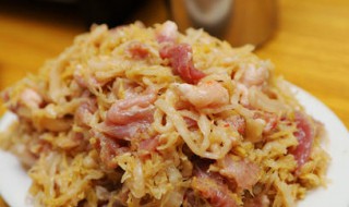 酸菜和什么炒好吃（酸菜和什么炒好吃又营养）