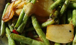 炒豆角土豆家常做法（怎样做土豆炒豆角）