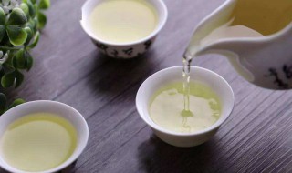 喝热茶的正确方法 喝热茶的正确方法是