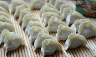西葫芦包饺子的方法 西葫芦包饺子的做法