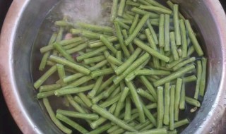 酸辣豆角的腌制方法（酸辣豆角的腌制方法简单）