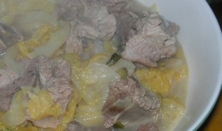 东北排骨炖酸菜的做法（东北酸菜炖排骨百科）