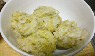 如何做东北酸菜（如何做东北酸菜炖鱼）