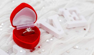 定婚礼物送什么比较好 给订婚的人送什么礼物比较合适