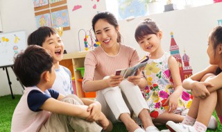 幼儿园送礼给老师怎么送（幼儿园送礼给老师怎么送比较好）