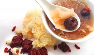 银耳莲子红枣汤的功效与作用做法（银耳莲子红枣汤的做法与作用窍门）