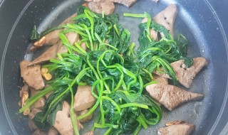 猪肝炒菠菜的做法（菠菜炒猪肝的做法窍门）