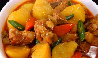 胡萝卜土豆焖鸡的做法