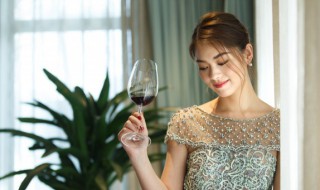 一杯美酒歌词（一杯美酒歌词谭晶）