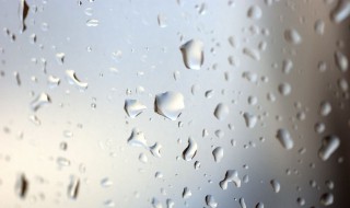 鞋上雨水痕迹怎么处理 鞋子上雨水干了的污渍怎么去除