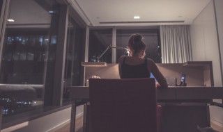 熬夜的幽默说说（熬夜的幽默说说配图）
