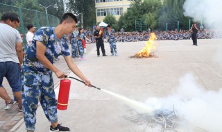 如何使用灭火器（如何使用灭火器四个字）