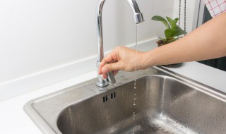 鉴别硬水和软水的方法 鉴别硬水和软水的方法,加入明矾振荡