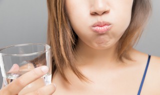 盐水漱口方法（盐水漱口方法 这样漱口最干净清爽）