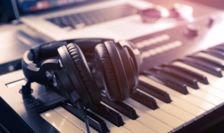 落叶的位置谱出一首诗是什么歌（落叶的位置谱出一首诗什么歌曲）