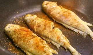 怎么炸鱼不粘锅不掉皮（油炸鱼怎么不粘锅不掉皮）
