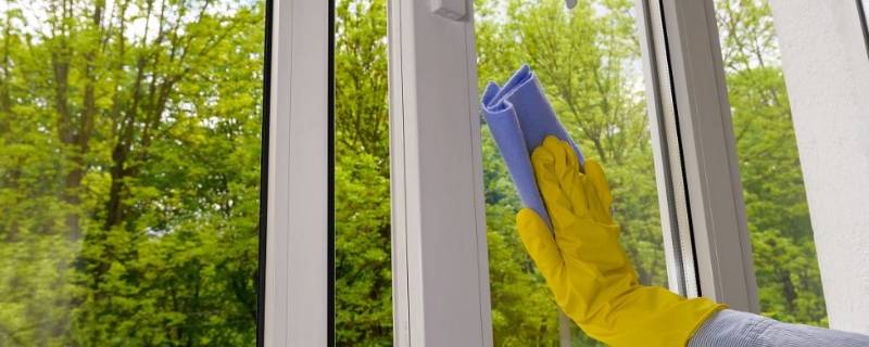 洗洁精加什么擦玻璃干净 洗洁精加什么擦玻璃好