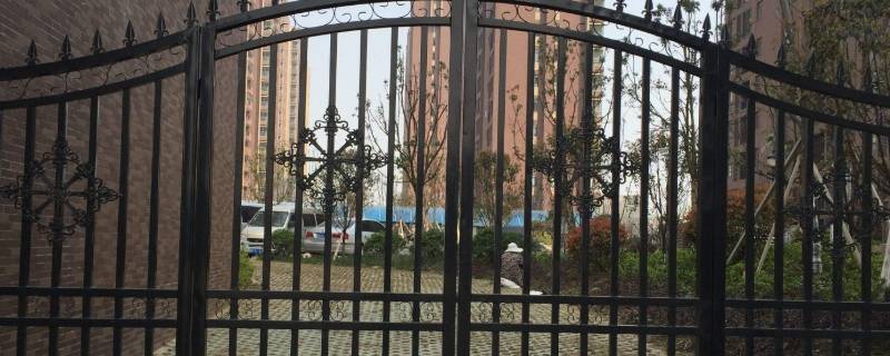 铁大门上的油漆怎么清除（怎么去除铁门上的油漆）