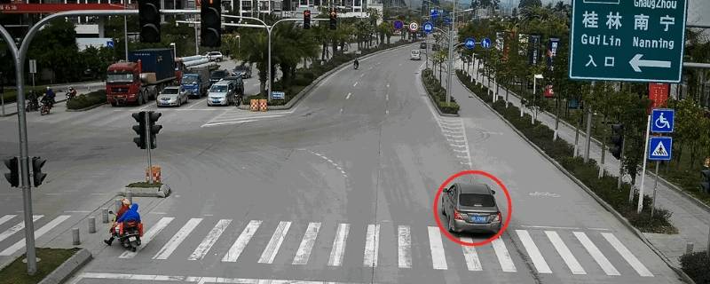 y型路口2个红绿灯看哪个（y型路口两个红绿灯是怎么回事）