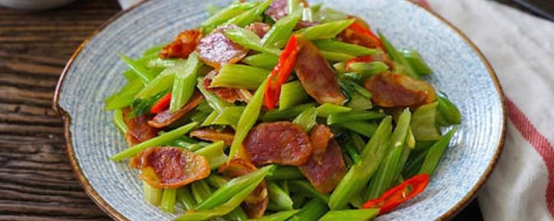 腊肠炒芹菜怎么炒好吃（腊肠炒芹菜怎么炒才好吃）