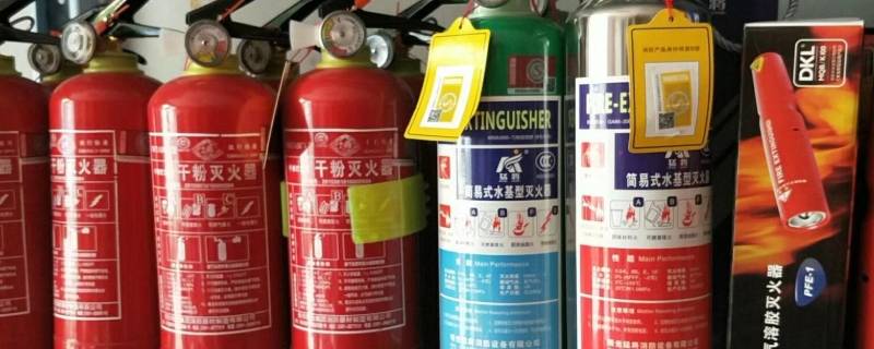 灭火器放在车里哪个位置（灭火器放在车里哪个位置图片）