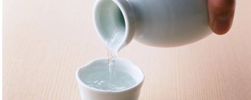 酒精能不能加花露水（酒精兑花露水可以消毒吗）