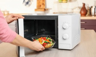 可以直接把油纸放入微波炉加热吗（油纸可以放进微波炉加热吗）